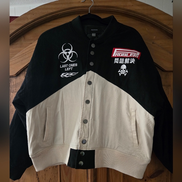 PacSun Black Jacket with Red Accent - Picture 2 of 12